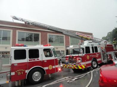 Radnor Engine 15-1 and Quint 15 set-up at the 2 alarm fire at the Town Center at Wayne.
Source: Radnor Patch, Sam Strike (www.radnor.patch.com)